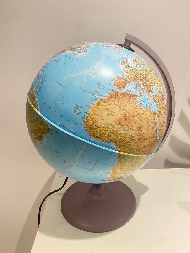 Globo terráqueo con luz