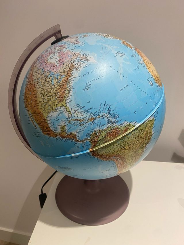 Globo terráqueo con luz