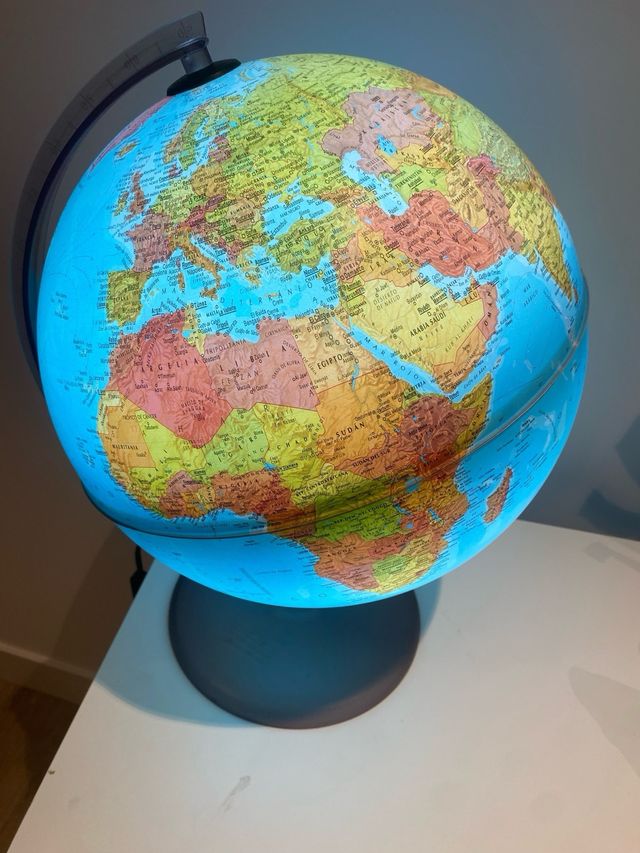 Globo terráqueo con luz