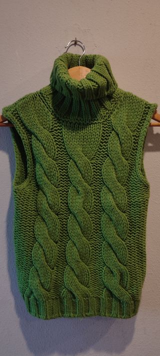 Chaleco de lana verde con cuello alto