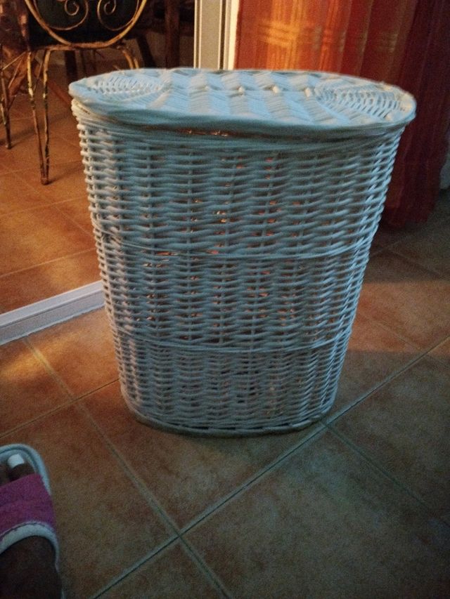 Canasta de mimbre blanca con tapa nueva
