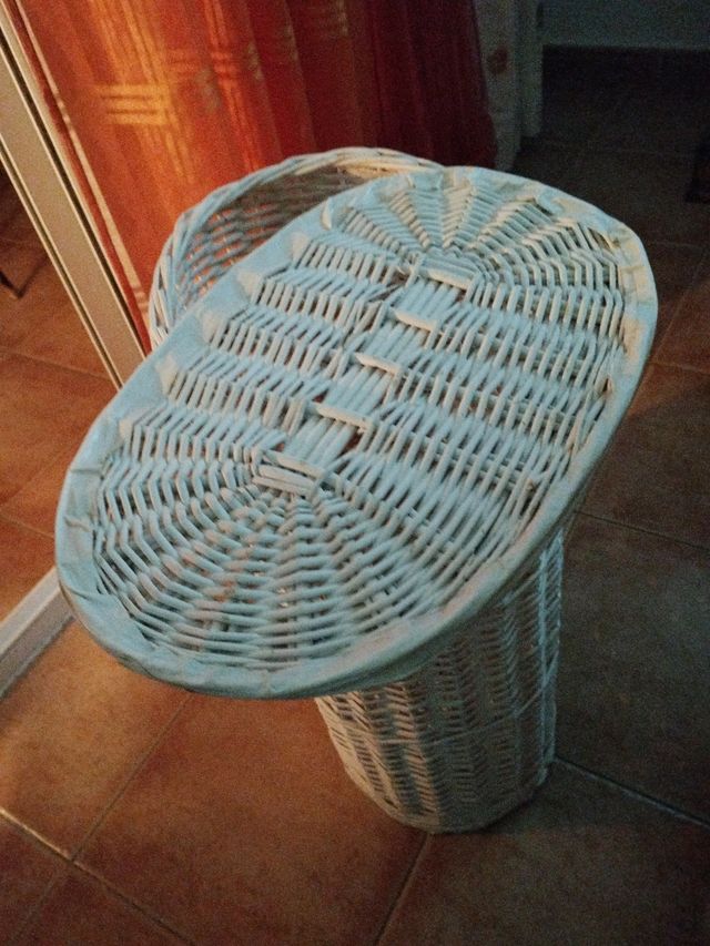 Canasta de mimbre blanca con tapa nueva
