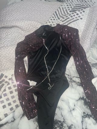 Body lentejuelas morado y negro