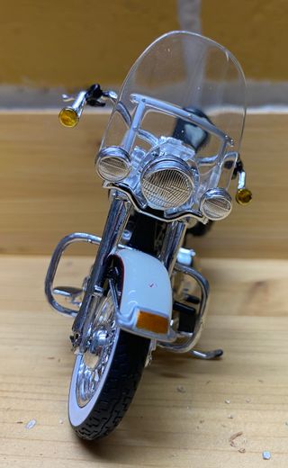 Moto a escala 1:18