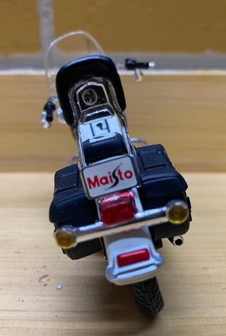 Moto a escala 1:18