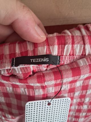 Pantalones de cuadros rojos y blancos