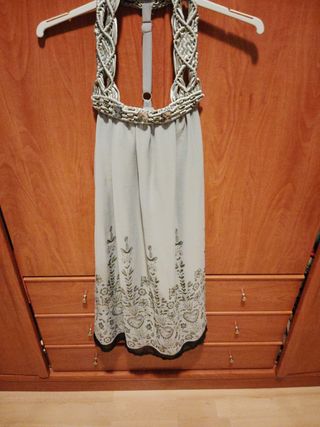 Vestido gris con tirantes y estampado