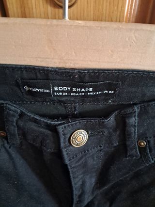Vaqueros Stradivarius negros talla 34, precio unid
