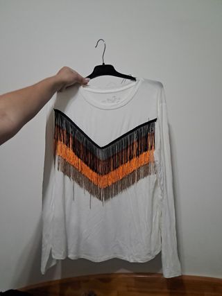 Camiseta blanca con flecos