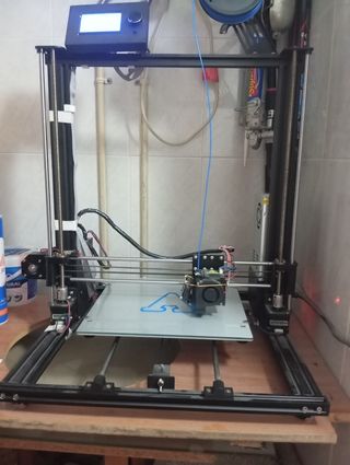 Impresora 3D Negra y Plateada