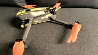 Dron DJI Mavic 3 Pro Gris, adhesivos amarillos