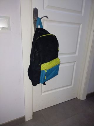Mochila negra y azul con detalles amarillos