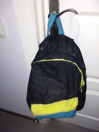Mochila negra y azul con detalles amarillos