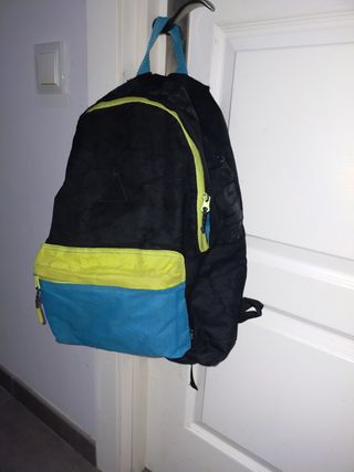 Mochila negra y azul con detalles amarillos