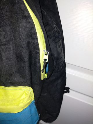 Mochila negra y azul con detalles amarillos