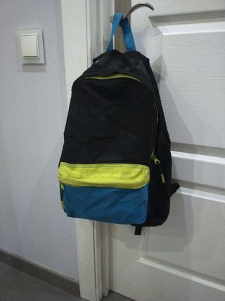 Mochila negra y azul con detalles amarillos