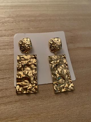 Pendientes dorados rectangulares texturizados