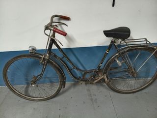 Bicicleta antigua con frenos de varilla