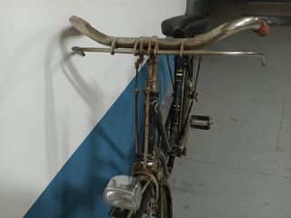 Bicicleta antigua con frenos de varilla