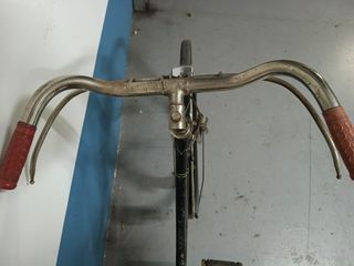 Bicicleta antigua con frenos de varilla