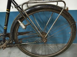 Bicicleta antigua con frenos de varilla
