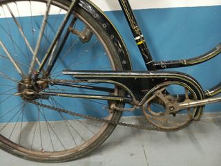 Bicicleta antigua con frenos de varilla