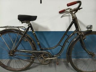 Bicicleta antigua con frenos de varilla