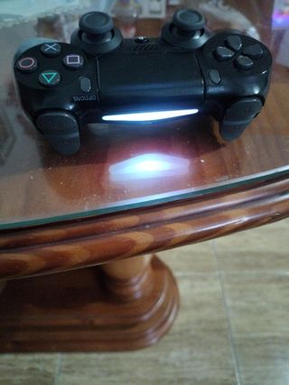 PS4 (PlayStation 4) Negra con Mando