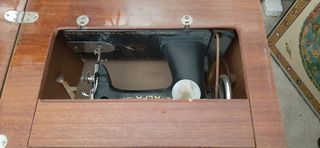 Máquina de coser Alfa con mueble
