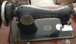 Máquina de coser Alfa con mueble