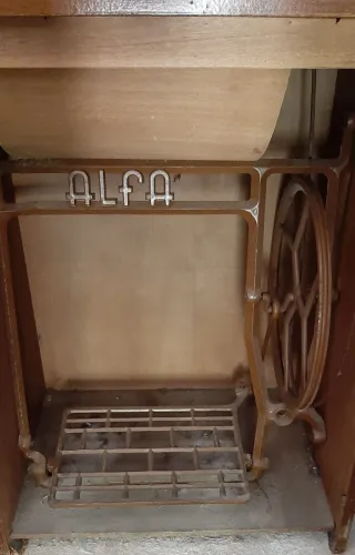Máquina de coser Alfa con mueble