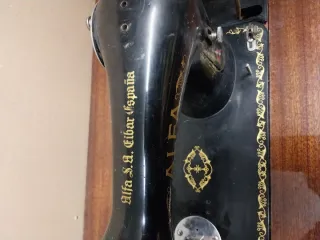Máquina de coser Alfa con mueble