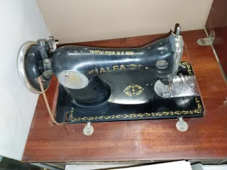 Máquina de coser Alfa con mueble