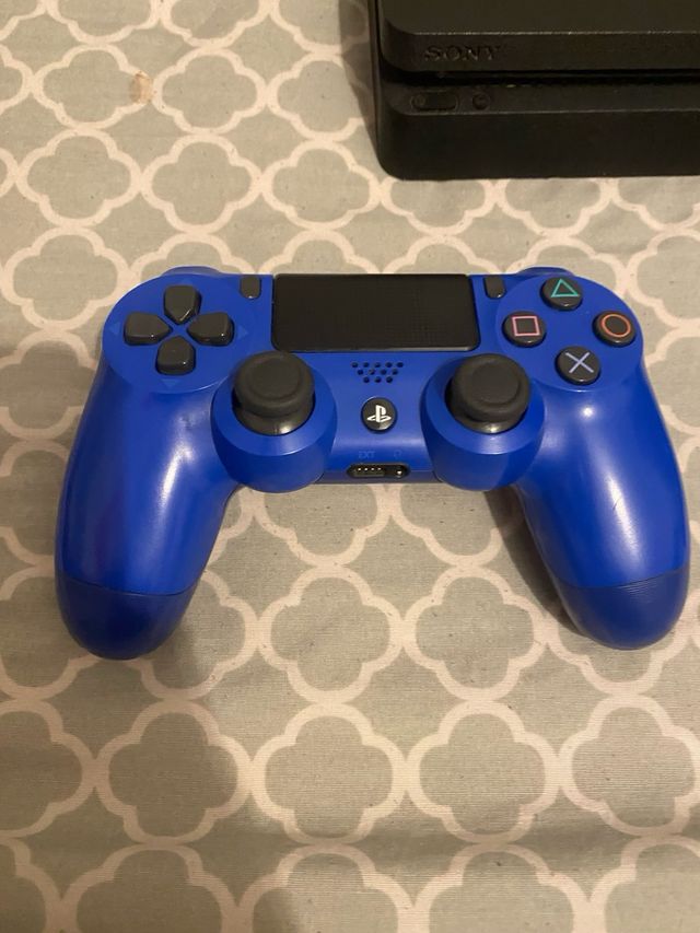 PS4 Slim Negra + 8 Juegos + 2 Mandos