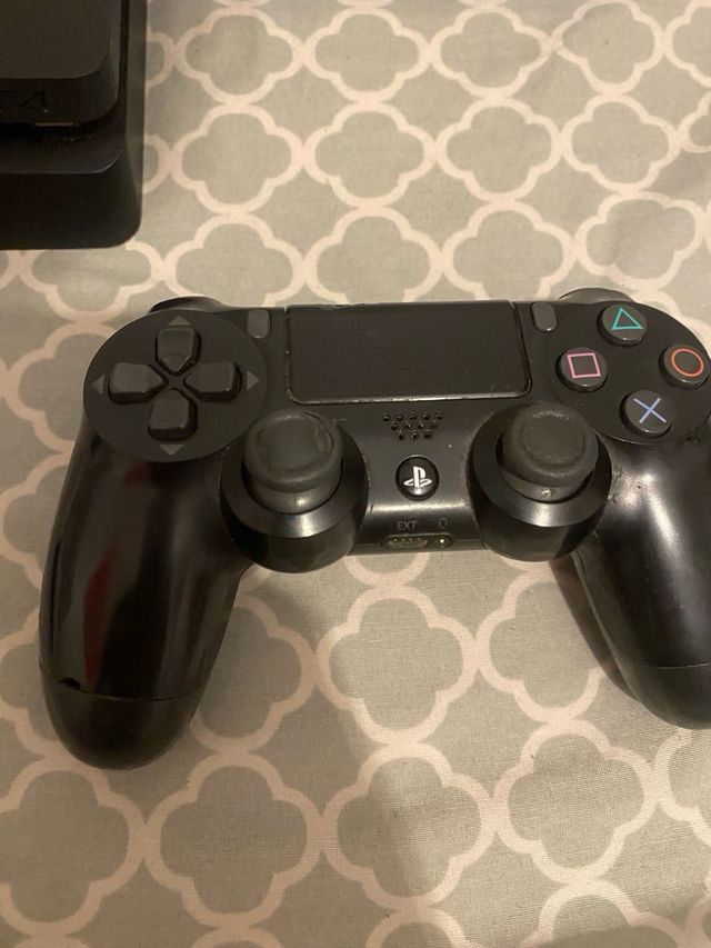 PS4 Slim Negra + 8 Juegos + 2 Mandos