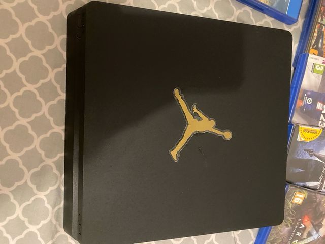 PS4 Slim Negra + 8 Juegos + 2 Mandos