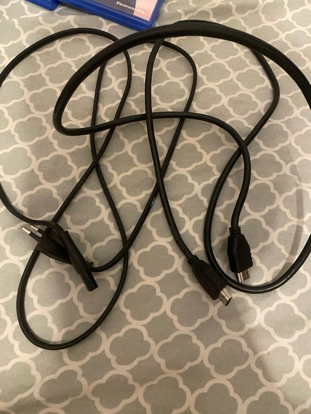 PS4 Slim Negra + 8 Juegos + 2 Mandos