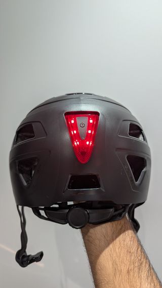 Casco B-Pro con Luz Trasera