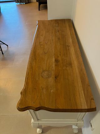 Escritorio de madera con cajones