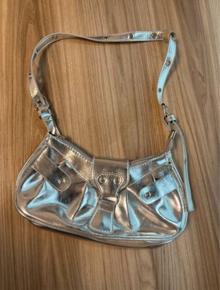 Bolso de hombro plateado