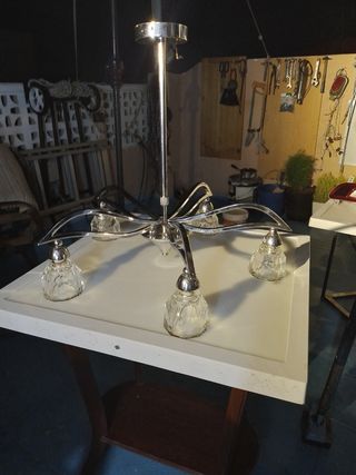 Lámpara de metal y cristal plateada