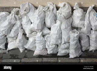 se recogen escombros y todo tipo de residuos