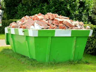 se recogen escombros y todo tipo de residuos