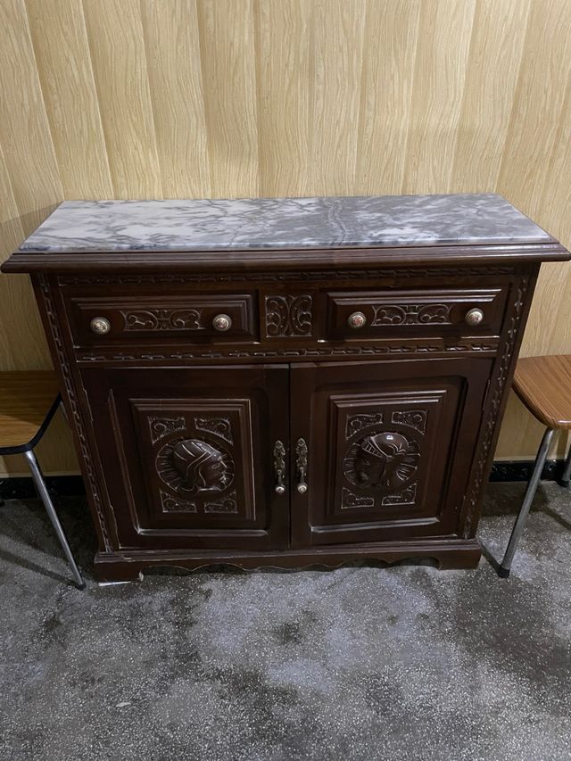 Armario antiguo de madera con tapa de mármol