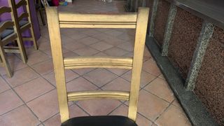 Sillas de madera con asiento de piel sintética