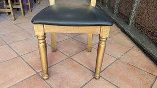 Sillas de madera con asiento de piel sintética