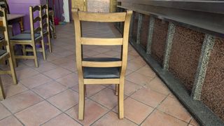 Sillas de madera con asiento de piel sintética