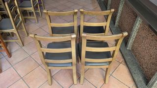 Sillas de madera con asiento de piel sintética