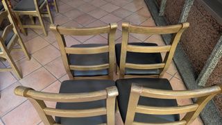 Sillas de madera con asiento de piel sintética