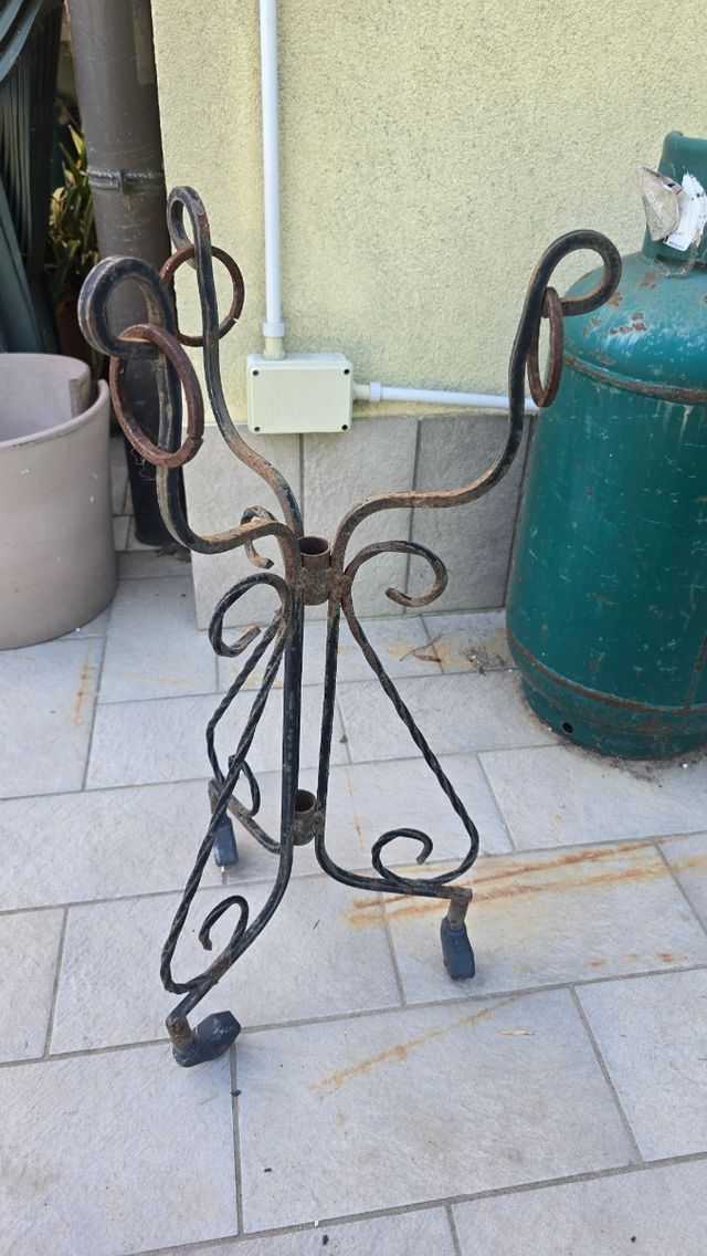 Portavaso in ferro battuto vintage con ruote